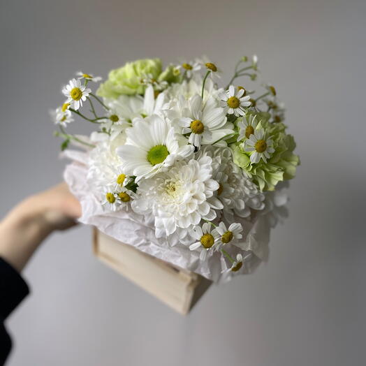«Лето в ящике»💚️ Композиция с салатовыми диантусами, ромашкой! Bloom room: большой выбор букетов в профиле магазина