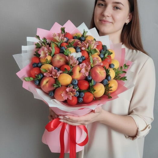 Дофаминовый букет из фруктов и альстромерией 🍓 Фруктовый букет с персиками и абрикосами Съедобный букет Корпаративный Ягодный