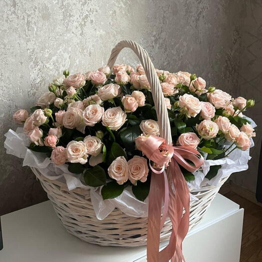 Корзина из кустовой пионовидной розы. 51 шт