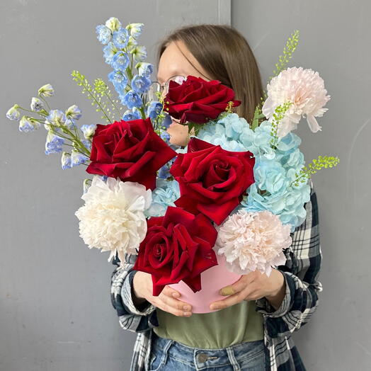Французская роза, дельфиниум и гортензия в шляпной коробке 💙