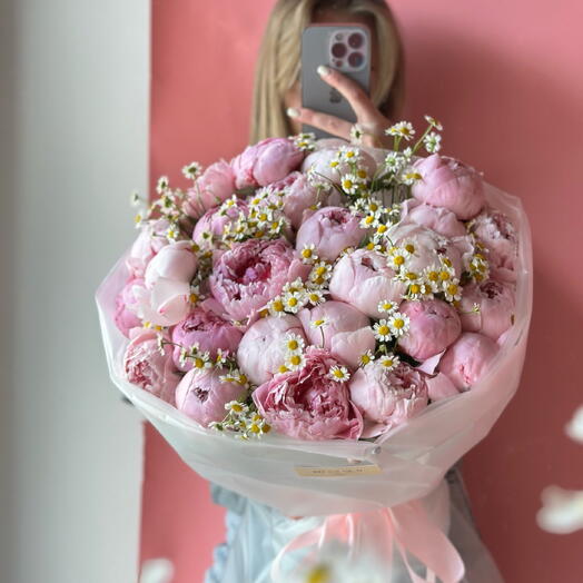 Розовые пионы 25 штук с ромашками