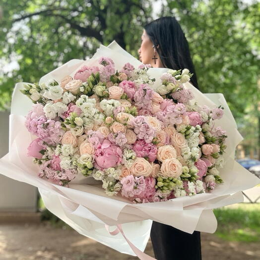 Королевский букет пионы маттиола пионовидная Роза