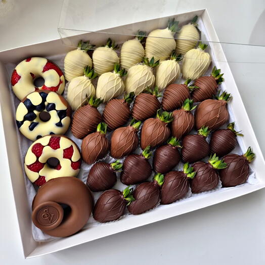 Микс клубника и шоколадные пончики