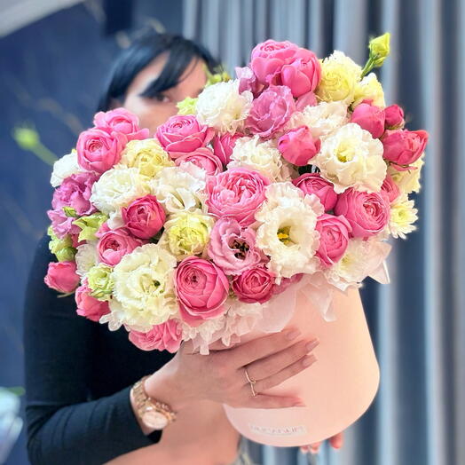 Нежная композиция из пионовидных роз и эустомы