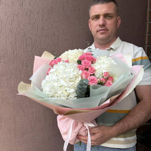 Букет с гортензией и кустовыми розами