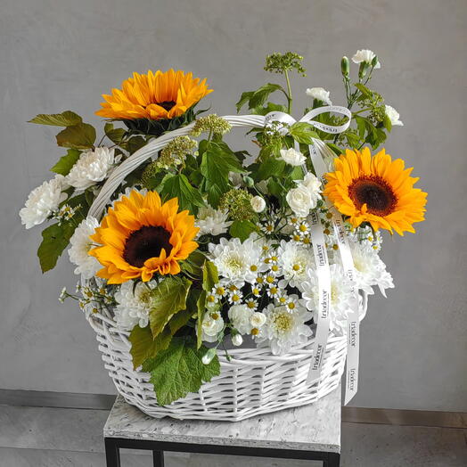 Большая корзина с Подсолнухами и хризантемой белого цвета🌻