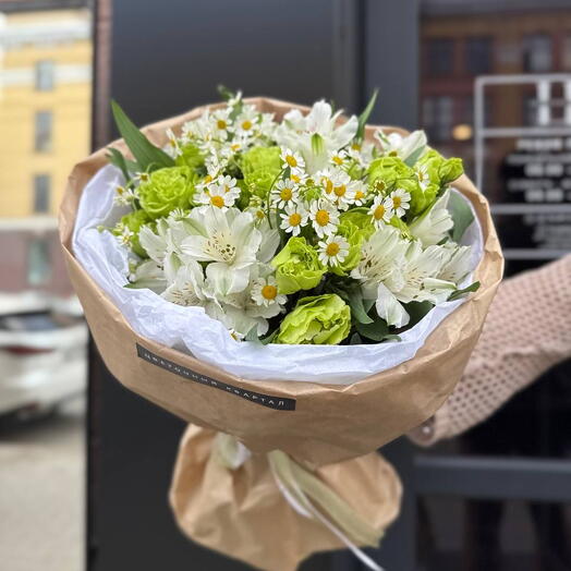 Букет с эустомой, альстромерией и ромашками