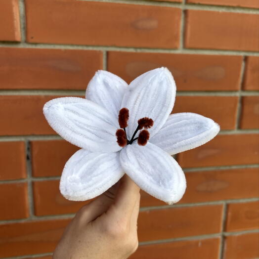 Лилия из синельной проволоки