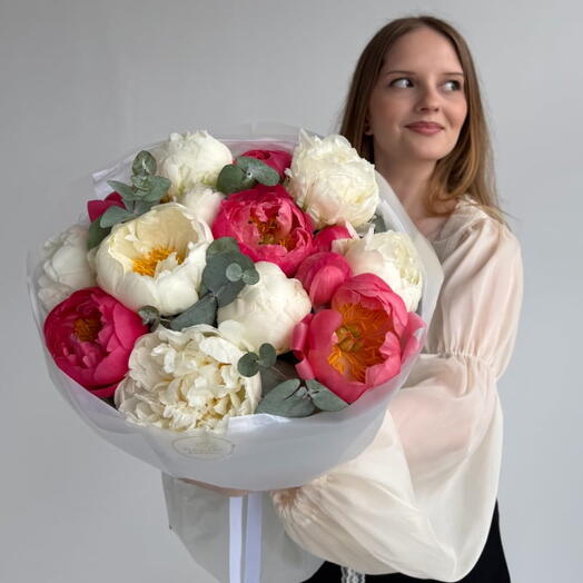Букет из 15 пионов с эвкалиптом "CORAL WHITE"