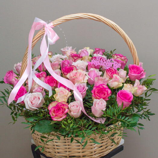 51 роза в корзине нежный микс (Кения, 35-40 см)