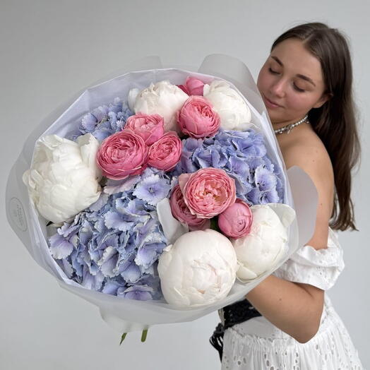Букет с пионами и гортензией "SKY BLUSH"
