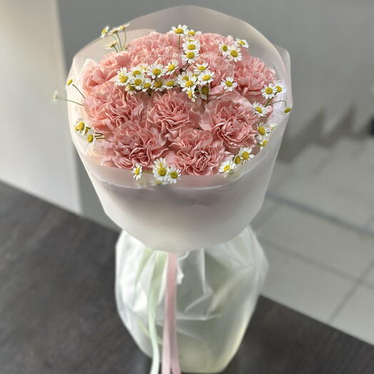 Розовые диантусы с ромашками
