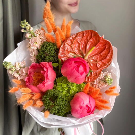 Букет с пионами, гортензий и антуриумом