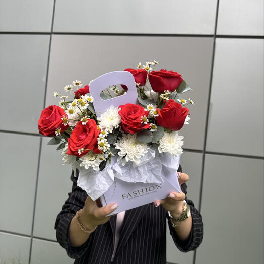 «Для тебя — всё самое нежное»💌🌸композиция из алых роз и хризантем с ромашками 🌼
