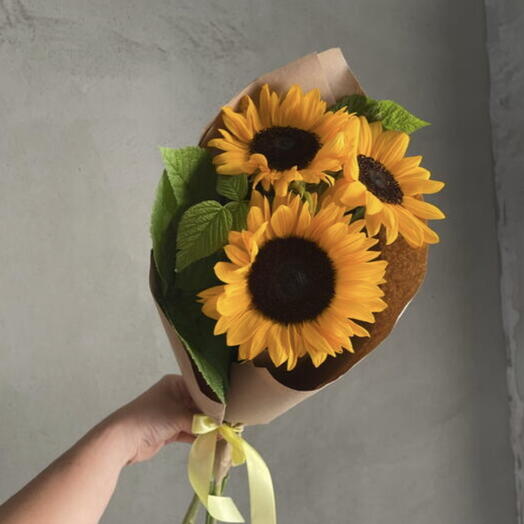 Букет из подсолнухов с веточками малины🌻