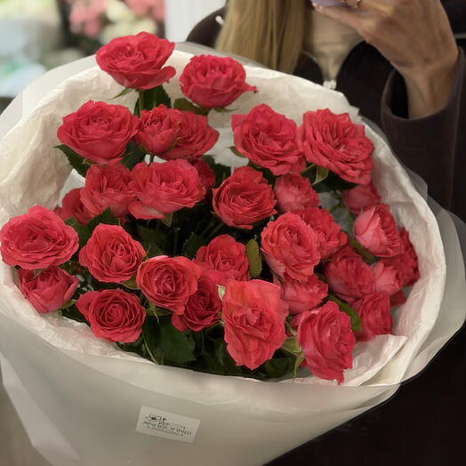 Яркий монобукет «Малиновый Десерт» из 7 кустовых роз Cerise