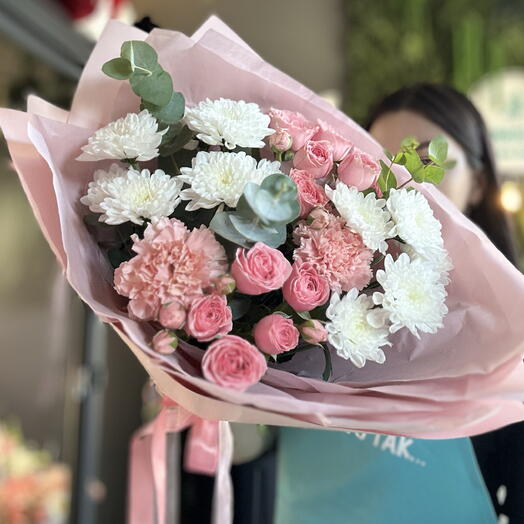 Милый букетик с диантусами и кустовыми розами🌸