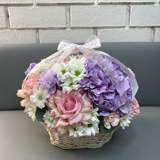 Корзина счастья 🌸 воздушная композиция из гортензии, роз, диантусов и ромашковидных хризантем