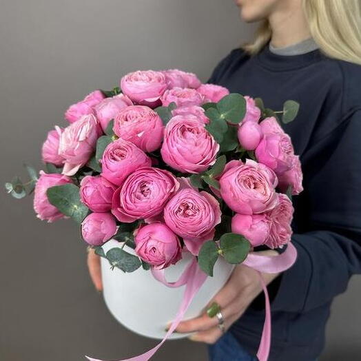Peony-shaped Silva Pink roses in a box