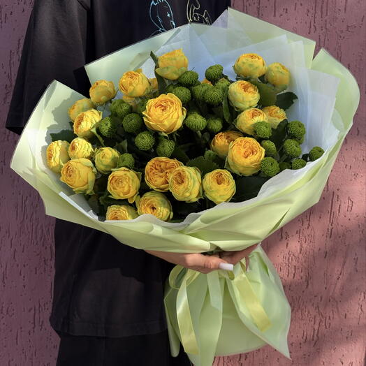 Яркий букет из кустовых роз💛