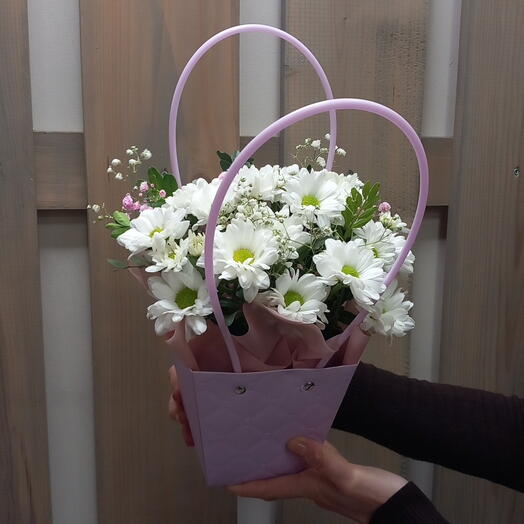 Композиция из ромашек в сумочке