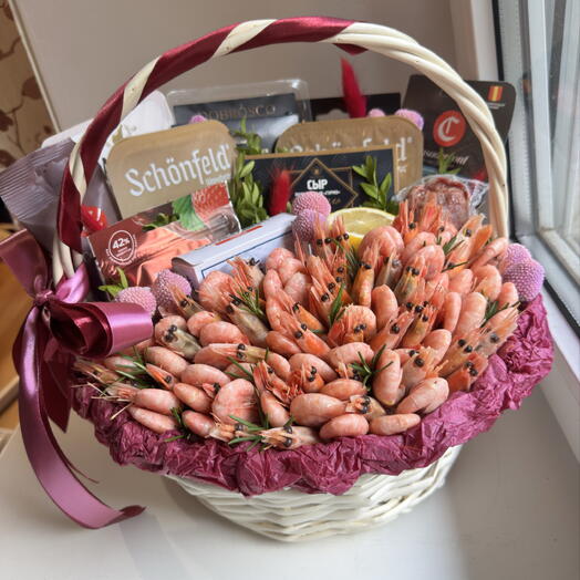 Корзина с креветками, колбасами и сыром
