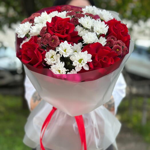 Бордовые розы и ромашки 🌹