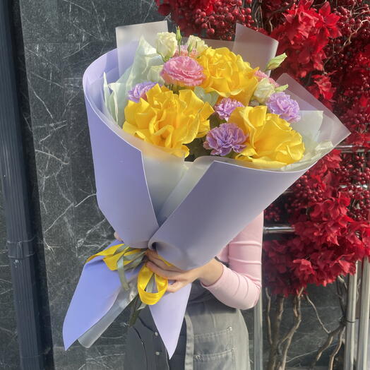 Яркий букет с желтыми ажурными розами💛💜