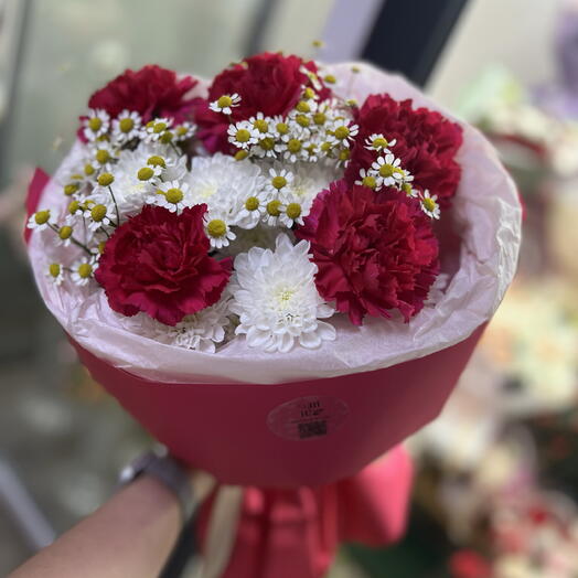 Букет с яркими диантусами и ромашкой 💕