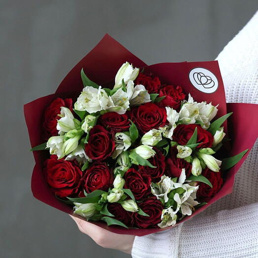 Букет из 15 красных роз 35-40 см (Кения) и 7 белых альстромерий в бордовой пленке