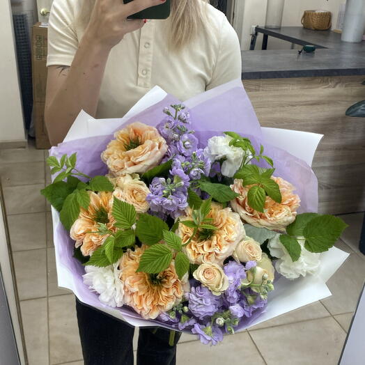 Летний Ароматный букет с пионовидной розой , Сиреневой Маттиолой и малиной