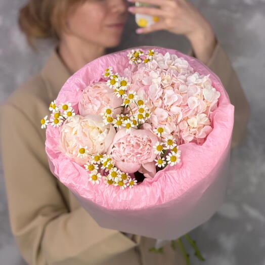 Нежный летний букет розовые пионы, гортензия, кустовая ромашка🌸