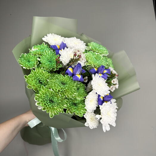 Готовый букет из ирисов и кустовых хризантем