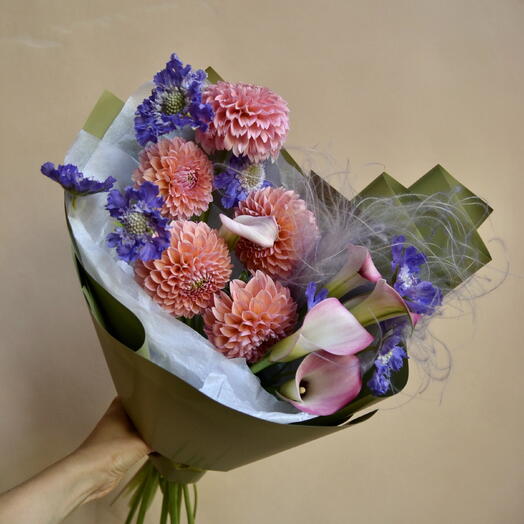 Букет с георгинами и каллами