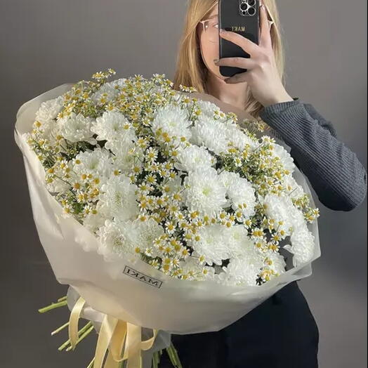 Букет из хризантем и ромашек