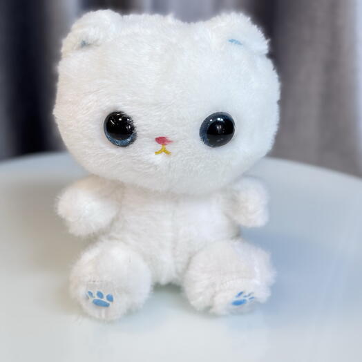 Плюшевая кошка белая