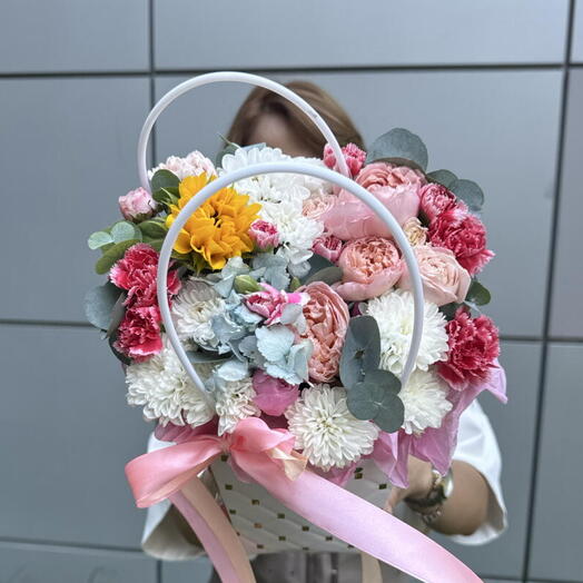 Композиция «Тайна в сумочке 🎀👜» из кустовых хризантем,кустовых роз 🌺