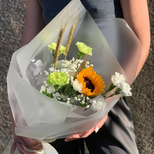 Букет с подсолнухом и диантусом