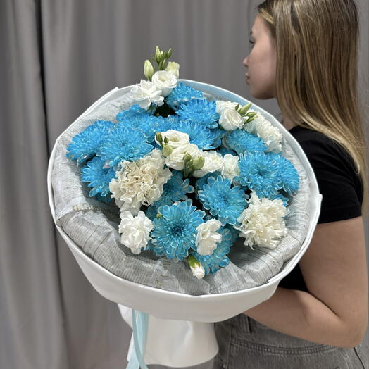 Букет из синей кустовой хризантемы Алтай 5шт, белых диантусов 3шт, кустовой гвоздики 3шт и эустомы 3шт
