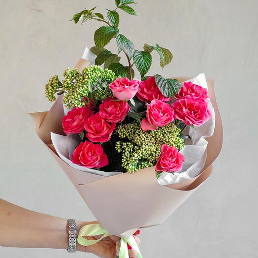 Букет с кустовой розой и зеленью к 1 сентября🌸🌿
