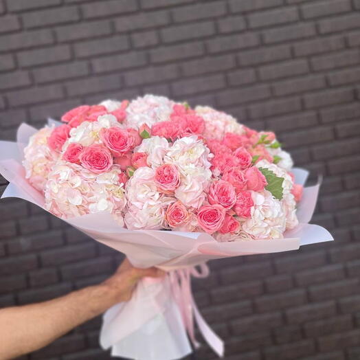 Букет из гортензий, диантусов и кустовой пион розы