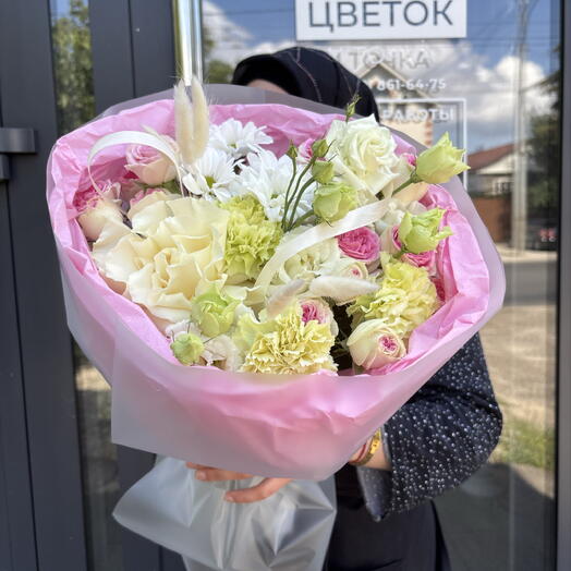 Яркий букет из кустовых розочек и эустомы в стильной упаковке