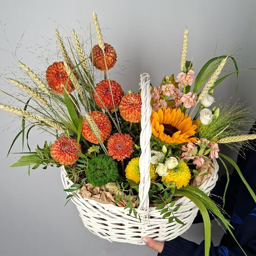 Корзина из георгин, подсолнуха, хризантем и пшеницы