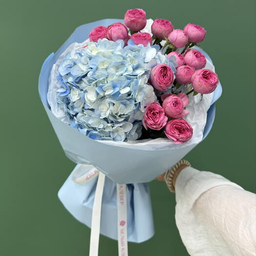 Букет с гортензией и кустовой розы «Прелесть моя💙»
