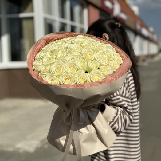 Моно букет из белых роз 35шт