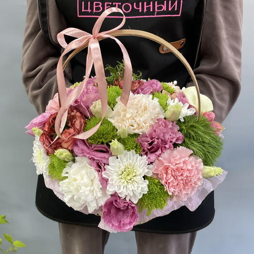 Корзиночка с диантусами, хризантемой и розами
