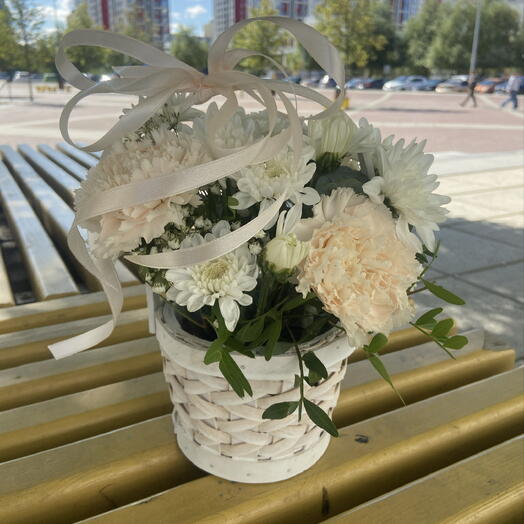 композиция в корзине из хризантем и диантусов