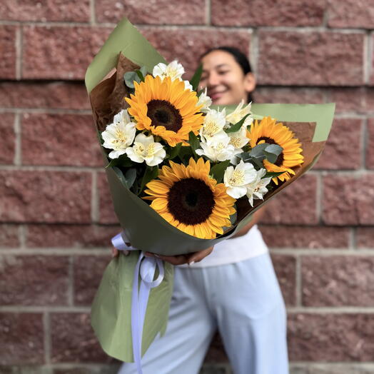 Букет «Солнечное настроение: подсолнухи, альстромерия и эвкалипт»🌻