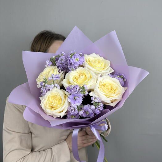 Букет из Розы Кэндллайт и Маттиолы💜