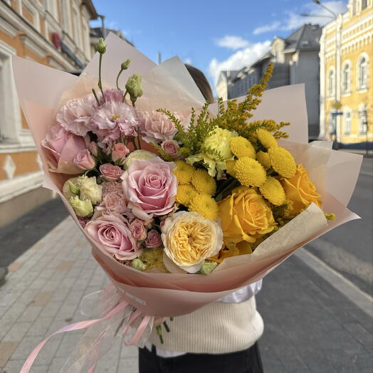 Яркий букет с ажурными кустовыми розами, стойким лизиантусом, ароматной кенийской розой
